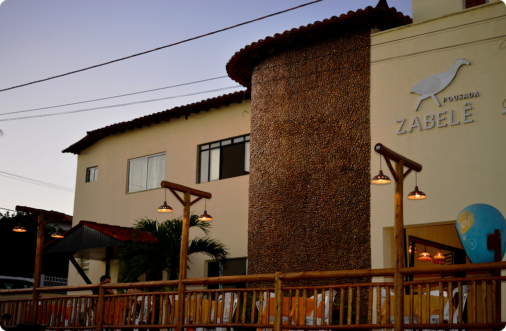 Fachada da Pousada Zabelê ao entardecer