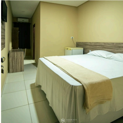 Quarto casal com cama ampla