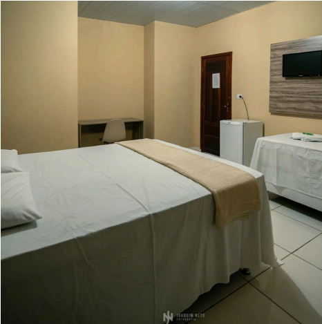 Quarto duplo com cama de casal e cama de solteiro